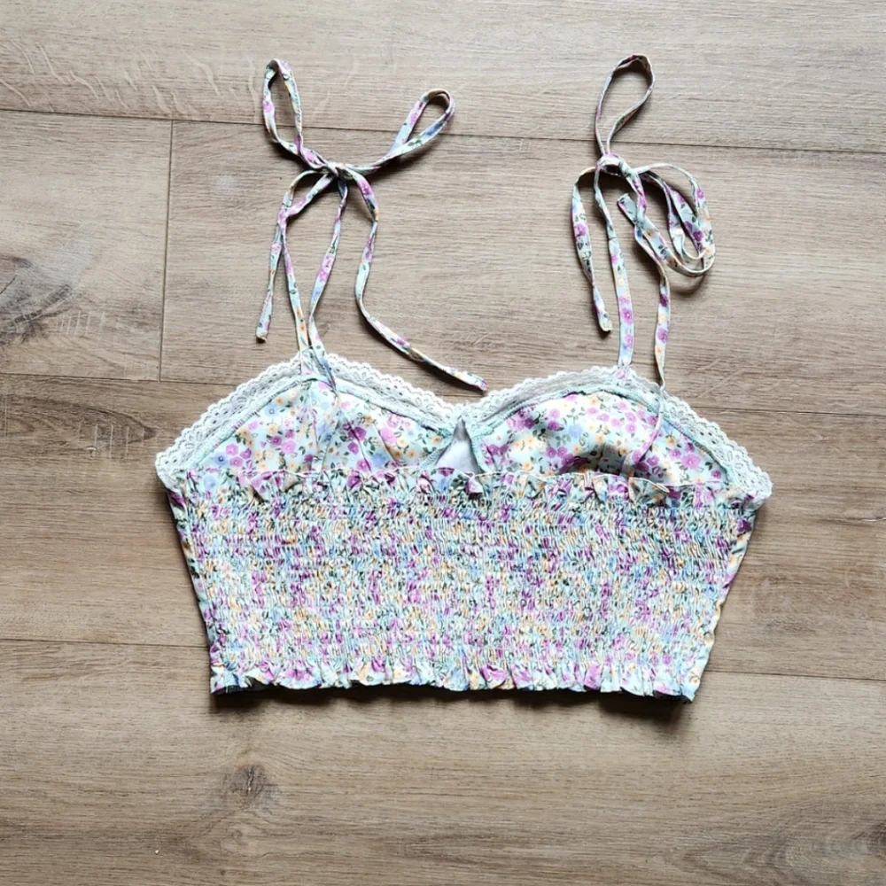 SHEIN crop top, size large, floral design - Picture 2 of 3
